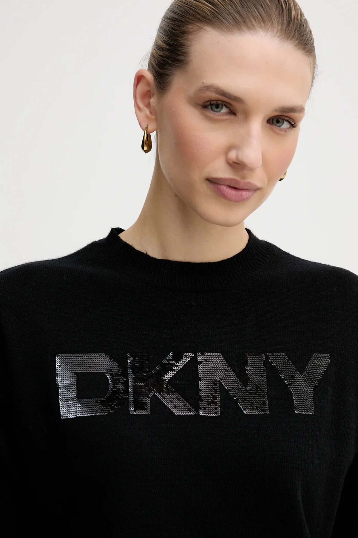 AW24-SWD0EJ-99X_F4.jpg DKNY Πουλόβερ Oversize Πλεκτό με Στρογγυλή Λαιμόκοψη και Απλικέ