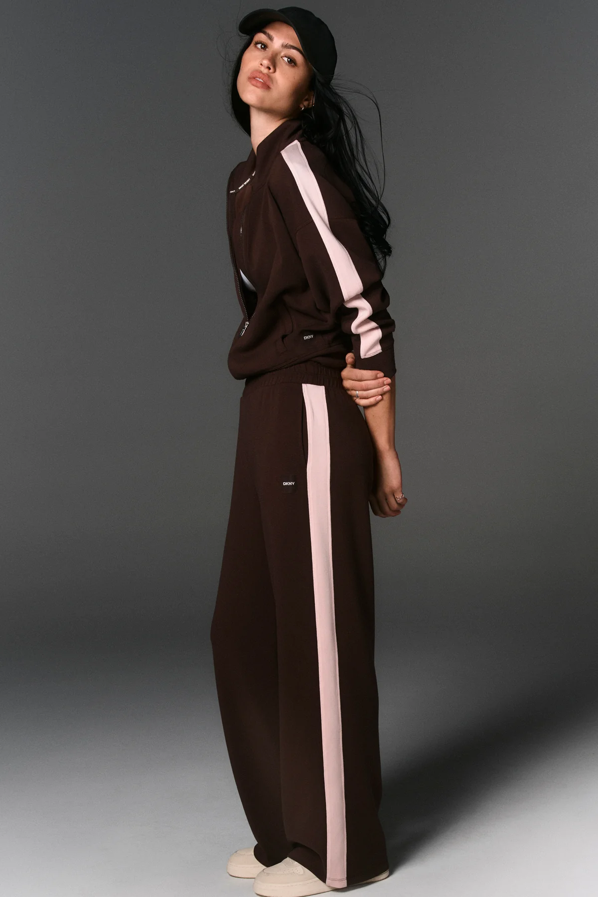 DKNY_FA26_ECOMM_ALT_PDP_39_1400x2100_b268fe58-1d4d-46f9-b4f3-eaabfa7758b2 DKNY Γυναικείο Αθλητικό Παντελόνι Σκούρο Καφέ/Απαλό Ροζ